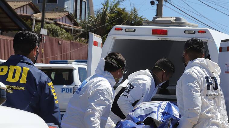 24 DE FEBRERO DE 2022/QUINTEROEnterrado en el patio de un domicilio, fue encontrado el cuerpo del empresario de Algarrobo, Pedro Carrión. Hasta el lugar concurrió La Brigada de Homicidios de Valparaíso junto al Laboratorio de Criminalística con el fin de ejecutar las diligencias respectivas para establecer científicamente la identidad de la víctima del presunto delito de secuestro con homicidio.
FOTO: MANUEL LEMA OLGUIN/AGENCIAUNO