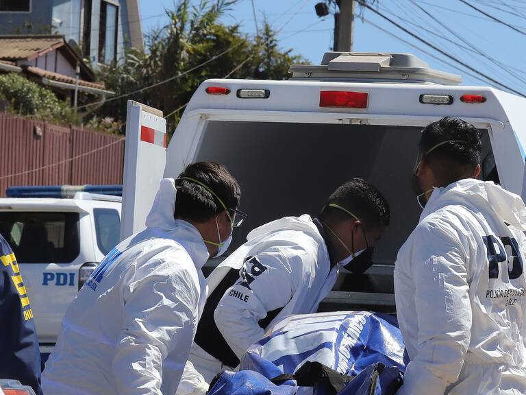 24 DE FEBRERO DE 2022/QUINTEROEnterrado en el patio de un domicilio, fue encontrado el cuerpo del empresario de Algarrobo, Pedro Carrión. Hasta el lugar concurrió La Brigada de Homicidios de Valparaíso junto al Laboratorio de Criminalística con el fin de ejecutar las diligencias respectivas para establecer científicamente la identidad de la víctima del presunto delito de secuestro con homicidio.
FOTO: MANUEL LEMA OLGUIN/AGENCIAUNO