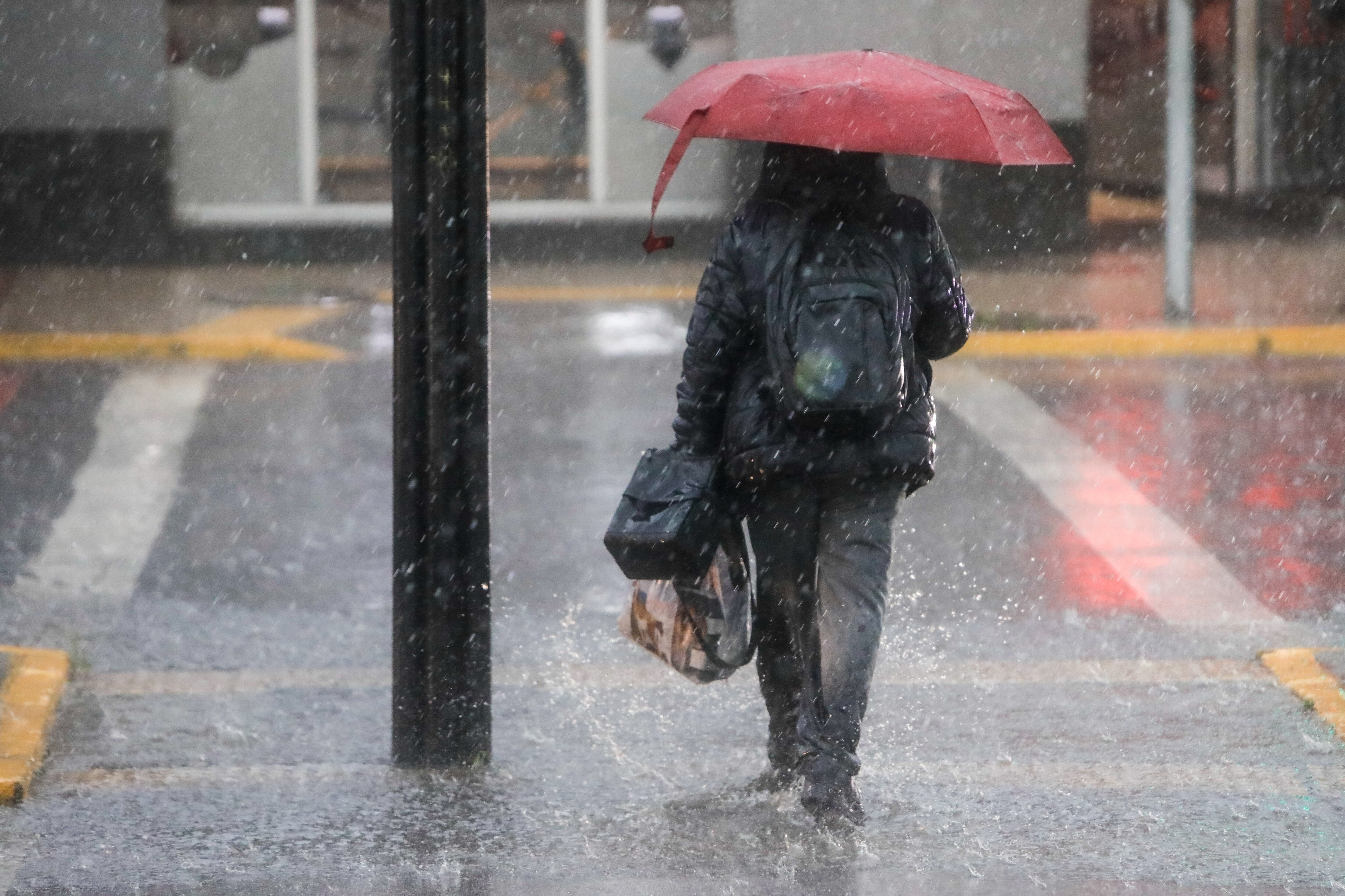 Fuertes lluvias afectan a la región metropolitana