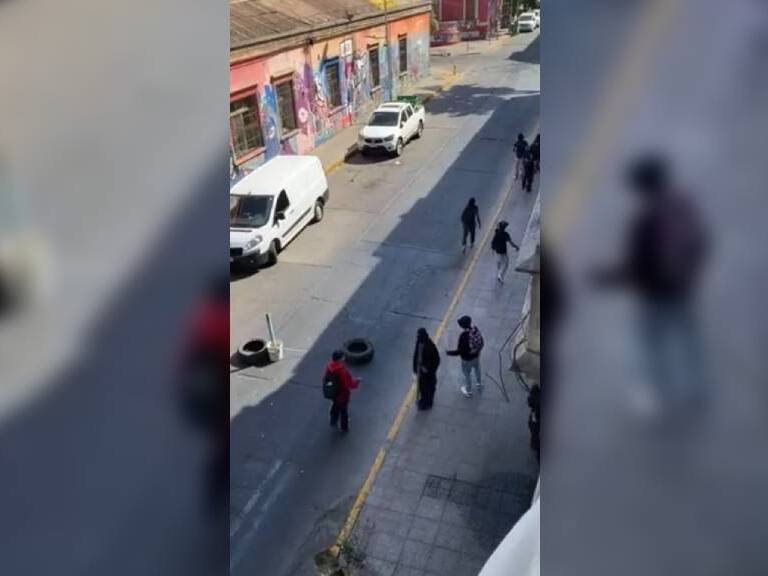 Manifestantes protagonizan hechos de violencia cerca de la casa del Presidente Boric en barrio Yungay
