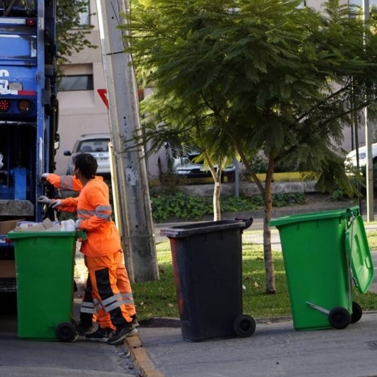 Basura en Santiago: recolectores municipales del turno nocturno realizan paro por las condiciones técnicas de los camiones