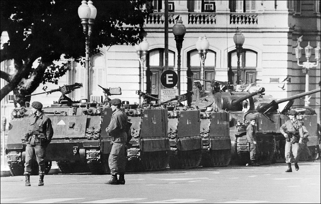 Soldados y tanques ante la Casa Rosada durante la dictadura en Argentina