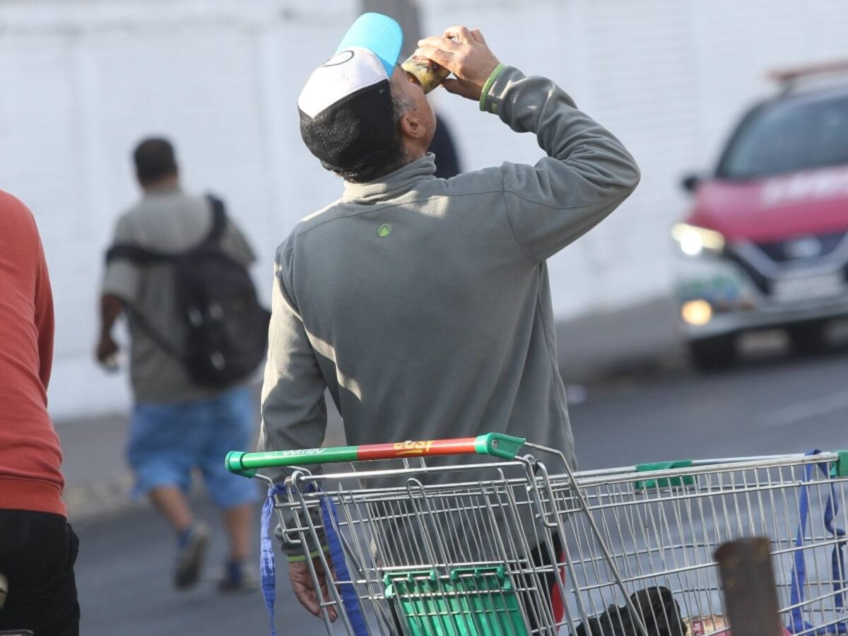 «El señor me mandó esta bendición del cielo»: ciudadanos festinan tras volcamiento de camión de cervezas en Pedro Aguirre Cerda