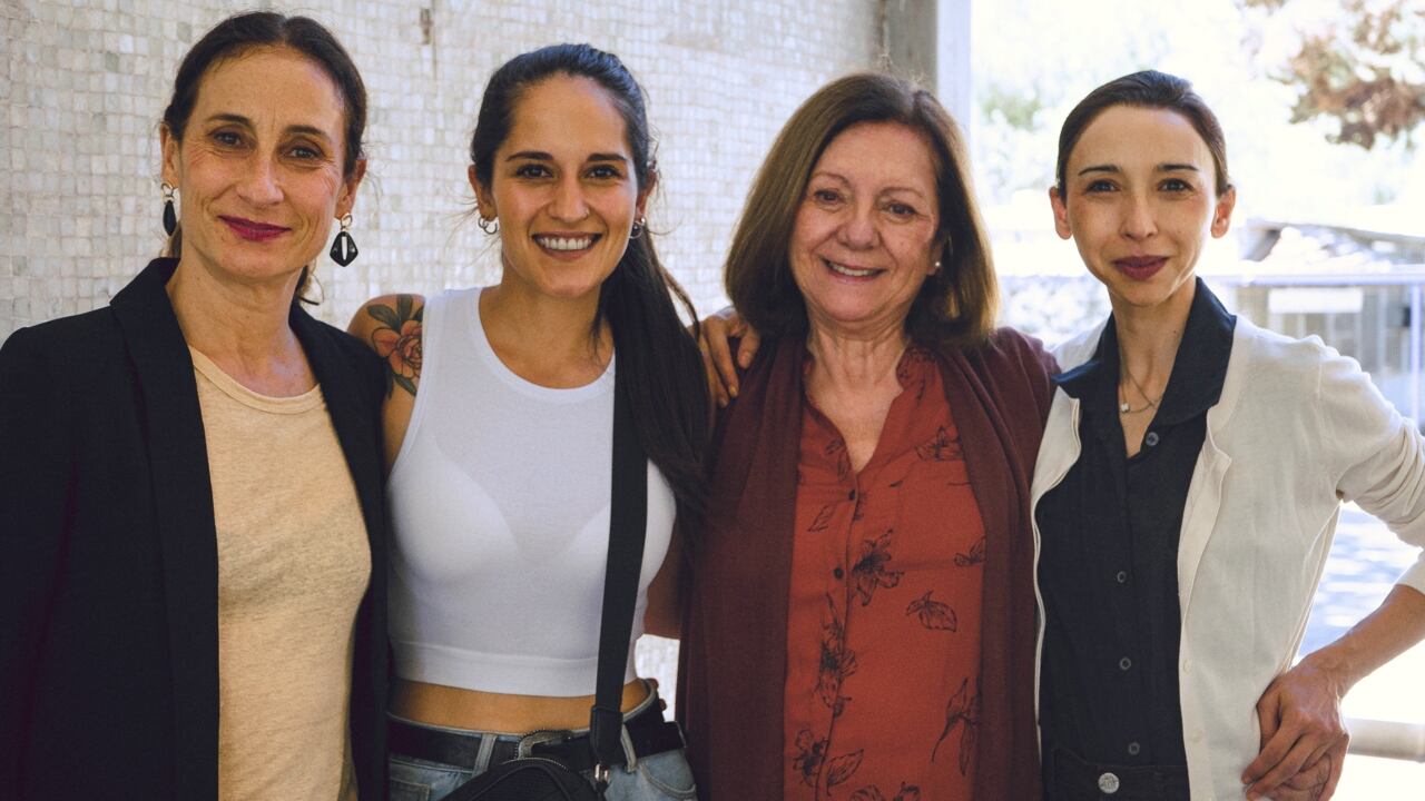 Bárbara Barrera y parte del elenco de "La Vida de Nosotras"