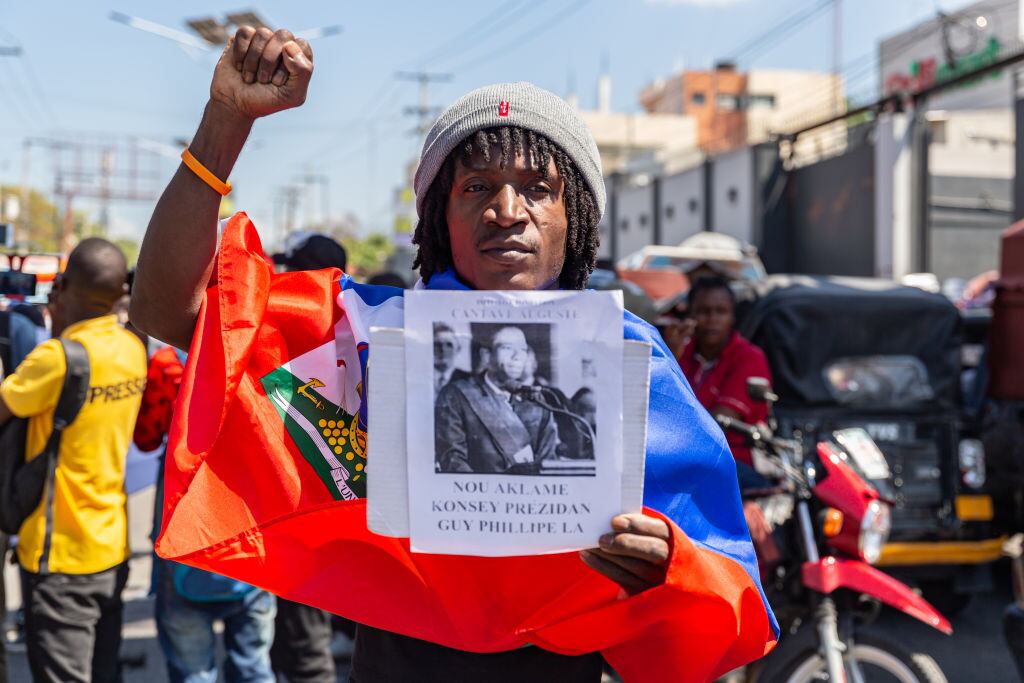Las personas se manifiestan en las calles de Puerto Príncipe sobre el nuevo Consejo Presidencial de Transición que asumirá el gobierno de Haití.
