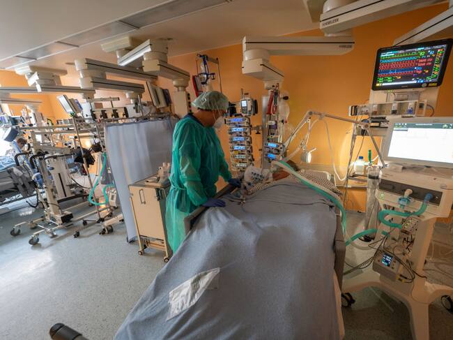 Médico atiende a paciente con Covid-19 en la clínica alemana Asklepios