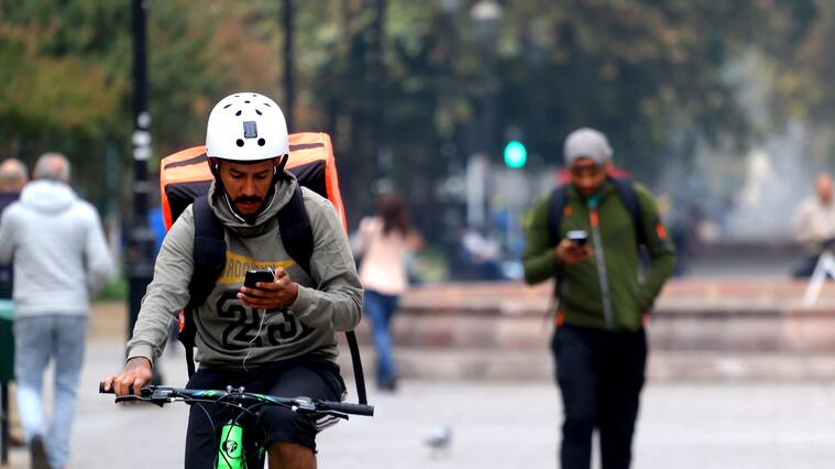 12 de ABRIL de 2019/SANTIAGOSegún datos entregados por las empresas, los repartidores de delivery ya superan los 3 mil en el país, creciendo mensualmente en un 30%.
Respecto al tema, Argentina prohibió los servicios de delivery, determinando que las plataformas no pueden operar hasta que no cumplan con una serie de requerimientos legales. Sin embargo, expertos en Chile coinciden que en nuestro país, no es posible una medida como en el vecino país.
FOTO: HANS SCOTT/AGENCIAUNO