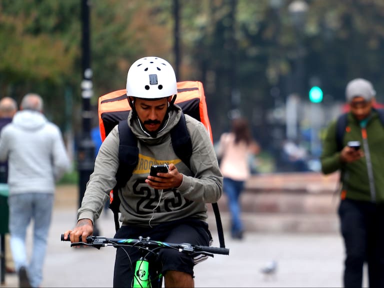 12 de ABRIL de 2019/SANTIAGOSegún datos entregados por las empresas, los repartidores de delivery ya superan los 3 mil en el país, creciendo mensualmente en un 30%.
Respecto al tema, Argentina prohibió los servicios de delivery, determinando que las plataformas no pueden operar hasta que no cumplan con una serie de requerimientos legales. Sin embargo, expertos en Chile coinciden que en nuestro país, no es posible una medida como en el vecino país.
FOTO: HANS SCOTT/AGENCIAUNO