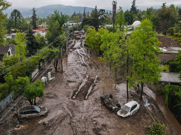 SANTIAGO, CHILE - OCTOBER 9: In this aerial view, flooded cars are on the streets of Las Condes a day after heavy rains hit Chile's capital city on October 9, 2026 in Santiago, Chile. Authorities issued the red alert due to the heavy rain that struck the capital city. So far, the flood has affected almost 200 acres and left six people injured, nearly 2,000 homes with minor damage, 55 homes declared uninhabitable, and classes suspended throughout the Las Condes. (Photo by Marcelo Hernandez/Getty Images)