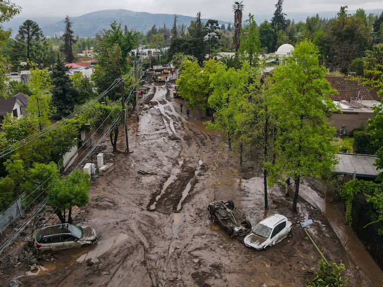 SANTIAGO, CHILE - OCTOBER 9: In this aerial view, flooded cars are on the streets of Las Condes a day after heavy rains hit Chile's capital city on October 9, 2026 in Santiago, Chile. Authorities issued the red alert due to the heavy rain that struck the capital city. So far, the flood has affected almost 200 acres and left six people injured, nearly 2,000 homes with minor damage, 55 homes declared uninhabitable, and classes suspended throughout the Las Condes. (Photo by Marcelo Hernandez/Getty Images)