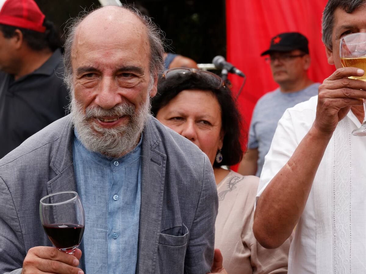 Ministerio de las Culturas desmiente muerte de poeta Raúl Zurita