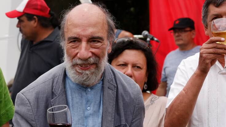 Ministerio de las Culturas desmiente muerte de poeta Raúl Zurita
