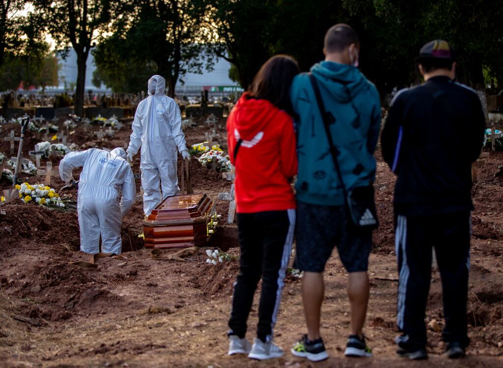 Una familia presencia un entierro exprés en Río de Janeiro