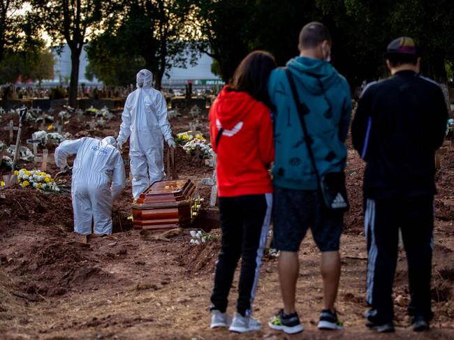 Una familia presencia un entierro exprés en Río de Janeiro