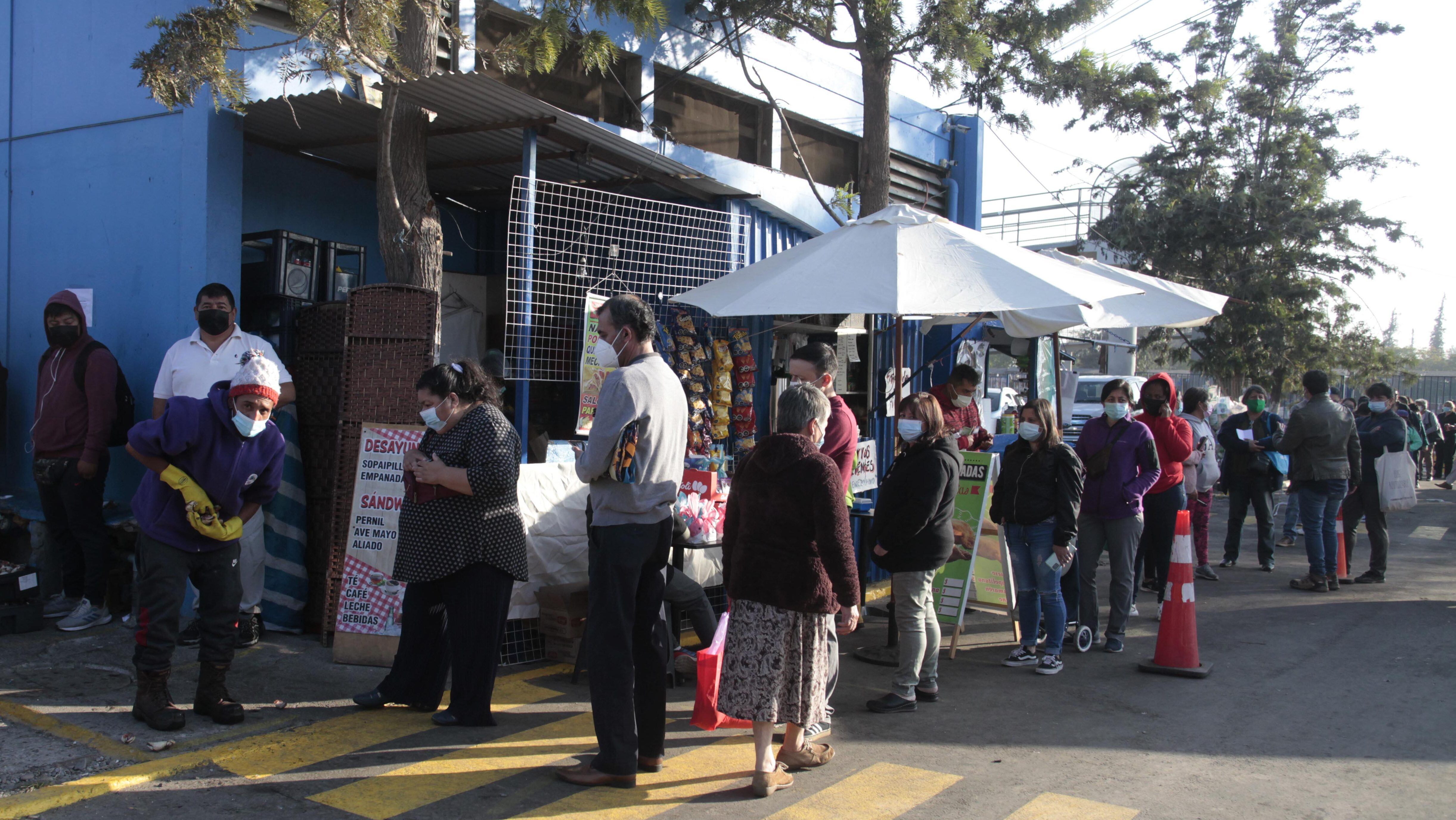 31 de Marzo de 2021/SANTIAGOSiguen las compras Previo a semana Santa en el Terminal Pesquero ubicado en La Comuna de Lo Espejo, donde una gran cantidad de clientes hicieron fila para poder ingresar al local
FOTO: MAURICIO MENDEZ/AGENCIAUNO
