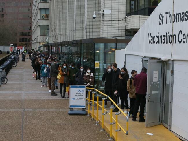 Largas filas para vacunarse contra el covid-19 en un hospital de Londres