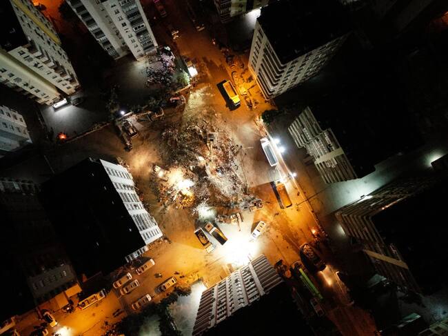 Rescate en escombros de un edificio en Adana de Turquía