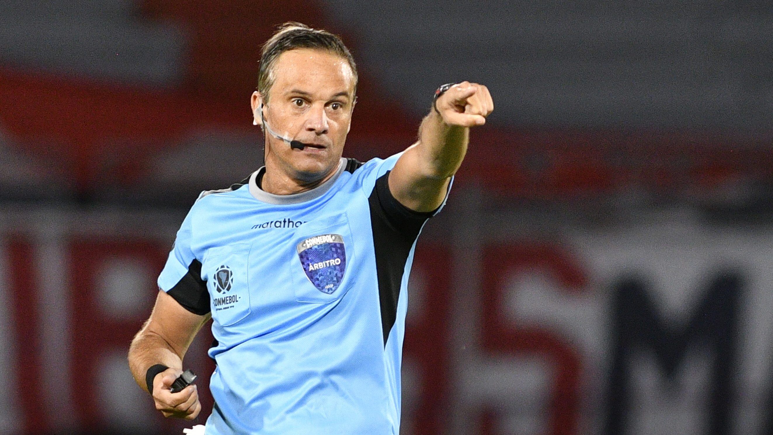 COCHABAMBA, BOLIVIA - DECEMBER 02: Referee Patricio Loustau gestures during a round of sixteen second leg match of Copa CONMEBOL Libertadores between Jorge Wilstermann and Libertad at Estadio Felix Capriles on December 02, 2020 in Cochabamba, Bolivia. (Photo by Aizar Raldes - Pool/Getty Images)