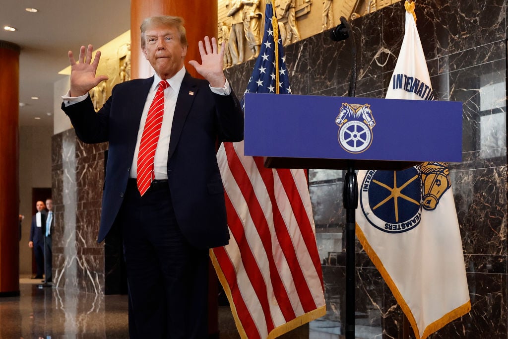 El candidato presidencial republicano Donald Trump responde preguntas de la prensa tras asistir a un evento de campaña en Washington de EEUU.
