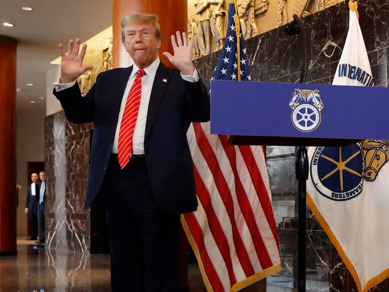 El candidato presidencial republicano Donald Trump responde preguntas de la prensa tras asistir a un evento de campaña en Washington de EEUU.