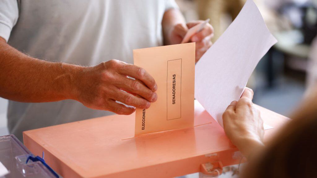 MADRID, SPAIN - JULY 23: A voter casts a vote during Spain's general election at Ramiro de Maeztu School on July 23, 2023 in Madrid, Spain. Photo by Oscar J. Barroso / AFP7 via Getty Images)