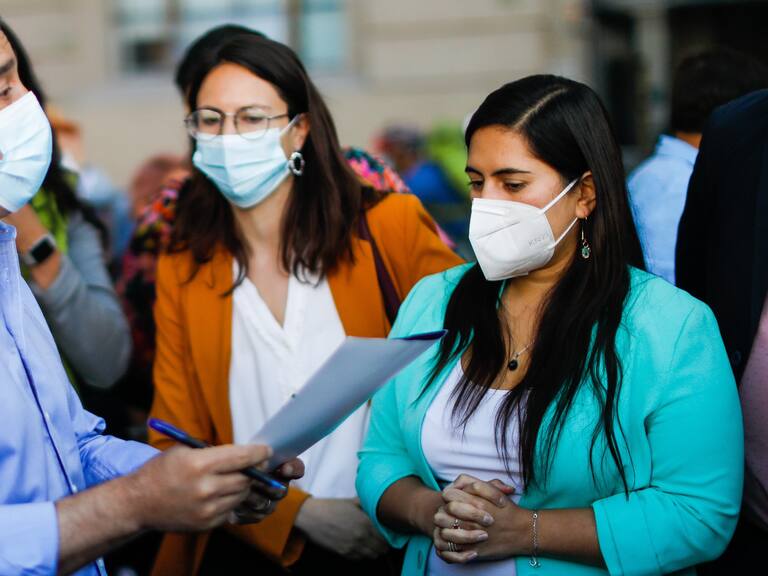 10 de enero de 2022/SANTIAGO Alcaldesas y alcaldes entregaron una carta en La Moneda, y emplazan al Gobierno a tomar medidas urgentes para enfrentar la crisis de seguridad que afecta al país. Asistentes Alcaldesa de Santiago, Irací Hassler; alcaldesa de Lo Espejo, Javiera Reyes; alcaldesa de Peñalolén, Carolina Leitao; alcaldesa de San Miguel, Érika Martínez; alcaldesa de Quilicura, Paulina Bobadilla; alcaldesa de Quinta Normal, Karina Delfino; alcaldesa (s) de Renca, Romy Álamo; alcalde de Independencia, Gonzalo Durán; alcalde de San Joaquín, Cristóbal Labra; alcalde de Macul, Gonzalo Montoya; alcalde de Pirque, Jaime Escudero; directora de Seguridad de Municipalidad de Estación Central, María Olga Letelier.
FOTO :CRISTOBAL ESCOBAR /AGENCIAUNO