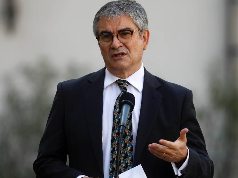 Marcel afirma que caída del dólar permitiría disminuir la inflación y la subida del precio en combustibles