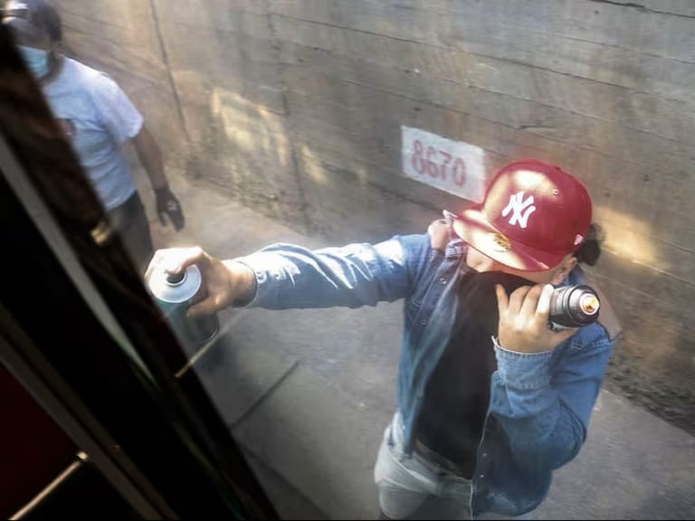 Sujetos detienen el servicio del Metro