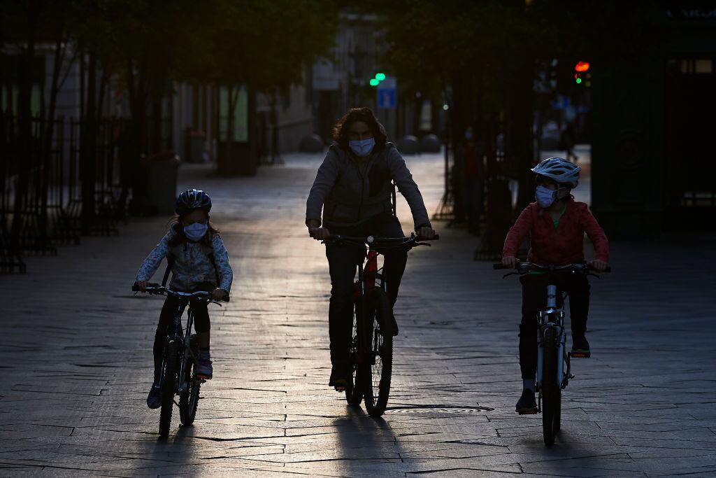 Una familia pasea en bicicleta en España