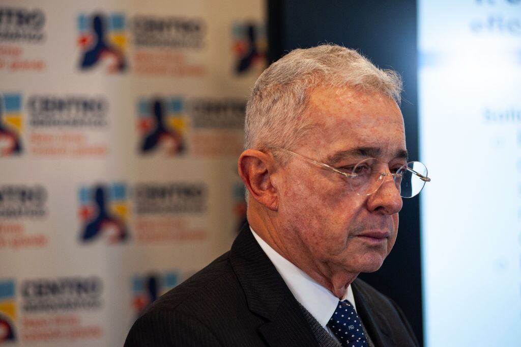 El expresidente y exsenador colombiano Álvaro Uribe habla ante los medios de comunicación en la ciudad de Bogotá.