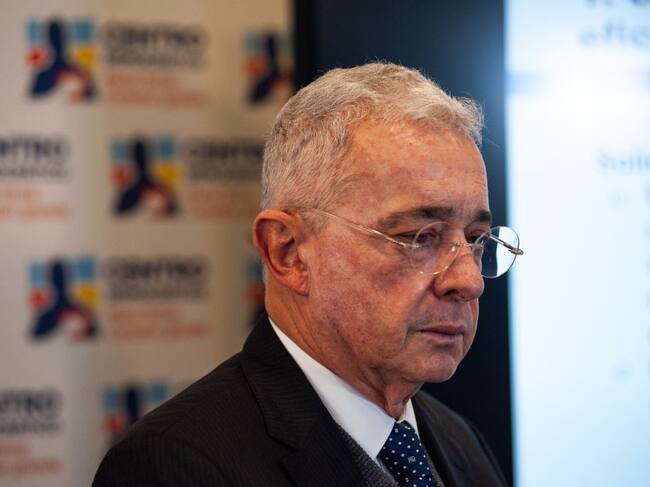 El expresidente y exsenador colombiano Álvaro Uribe habla ante los medios de comunicación en la ciudad de Bogotá.