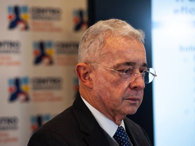 El expresidente y exsenador colombiano Álvaro Uribe habla ante los medios de comunicación en la ciudad de Bogotá.