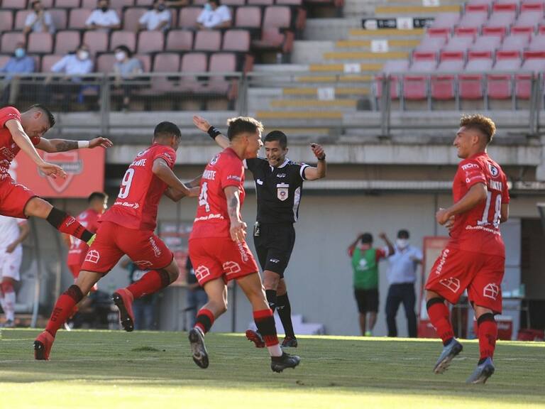 Tras estar por más de cinco años en la Primera B, Ñublense volvió este sábado en gloria y majestad a la Primera División del fútbol chileno