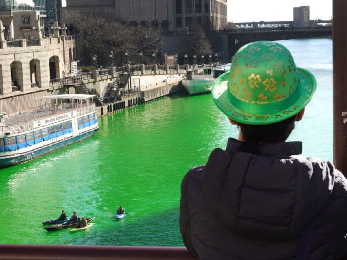 El río Chicago se volvió a teñir de verde para celebrar otro Día de San Patricio en pandemia