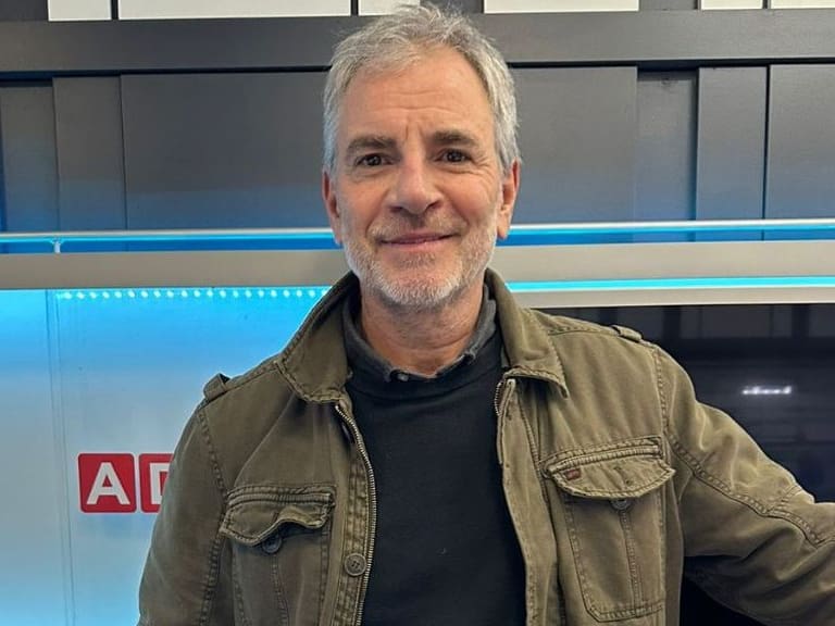 Álvaro Rudolphy y su obra sobre el amor en tiempos de aplicaciones: "Me parece un tema muy llamativo"