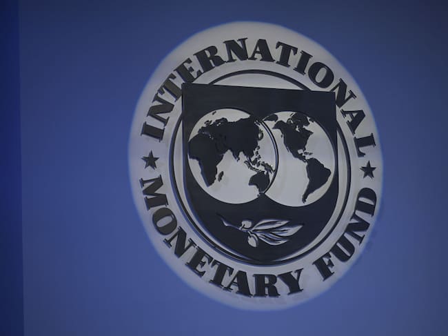 El logo del Fondo Monetario Internacional al interior de su sede central en la ciudad de Washington en Estados Unidos.