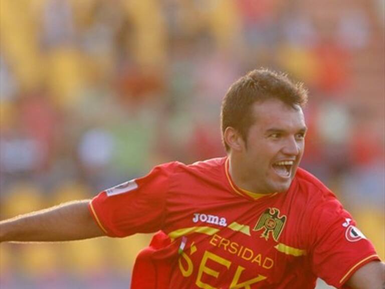 Leo Monje se tatuó seis escudos de clubes chilenos en el torso