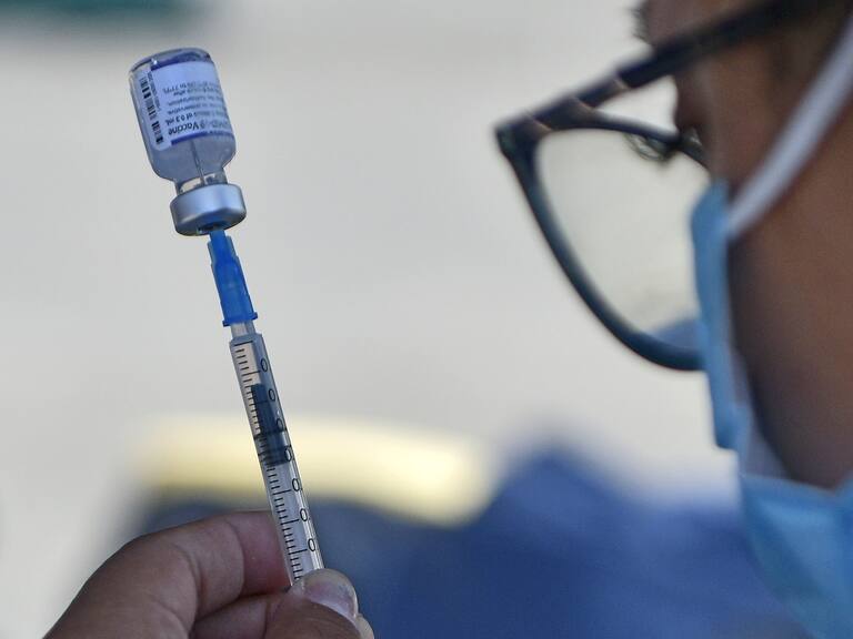 10 de Enero de 2022 / IQUIQUEUna TENS manipula una vacuna durante el inicio al proceso de vacunación con cuarta dosis contra el Covid-19, en el vacunatorio al auto realizado en el estacionamiento de la UNAP.
FOTO: CRISTIAN VIVERO BOORNES / AGENCIAUNO