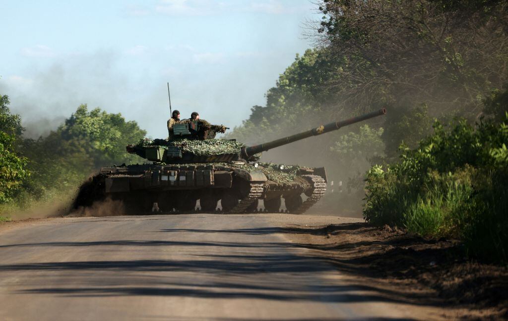 Un tanque del ejército de Ucrania avanza por la región de Donetsk