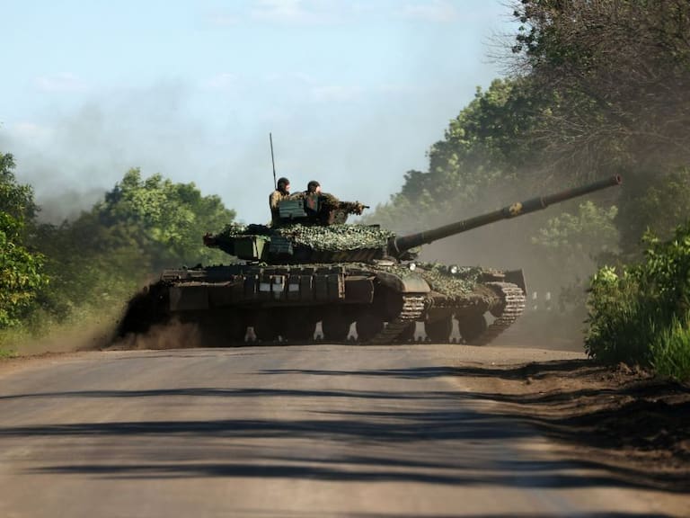 Un tanque del ejército de Ucrania avanza por la región de Donetsk