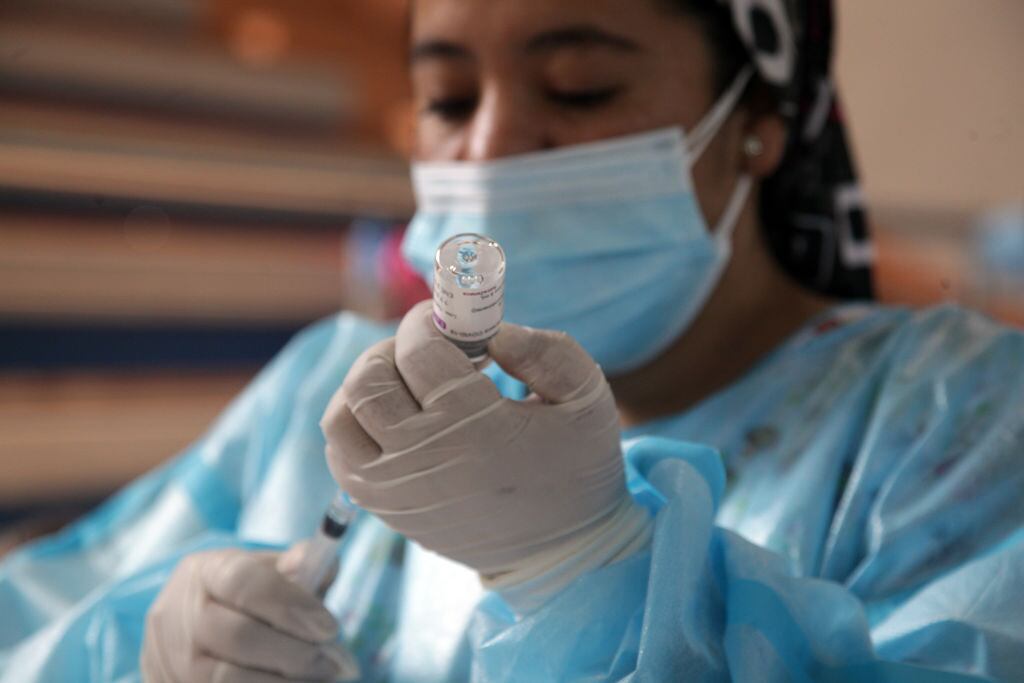Trabajadora de la salud prepara una vacuna anticovid en Cuenca