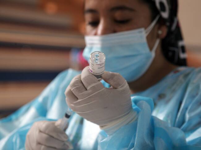 Trabajadora de la salud prepara una vacuna anticovid en Cuenca