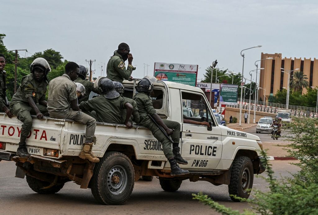Policías realizan rondas de seguridad en las calles de Niamey en Níger
