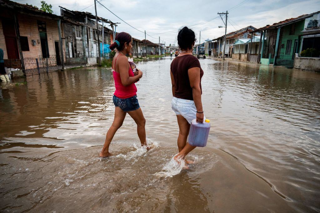 La proximidad del huracán Idalia inunda las calles de una zona de Cuba