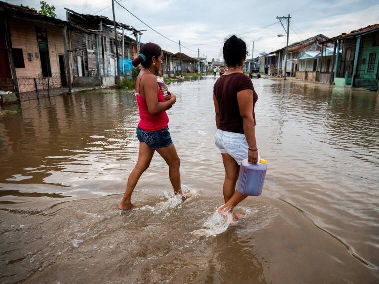 La proximidad del huracán Idalia inunda las calles de una zona de Cuba
