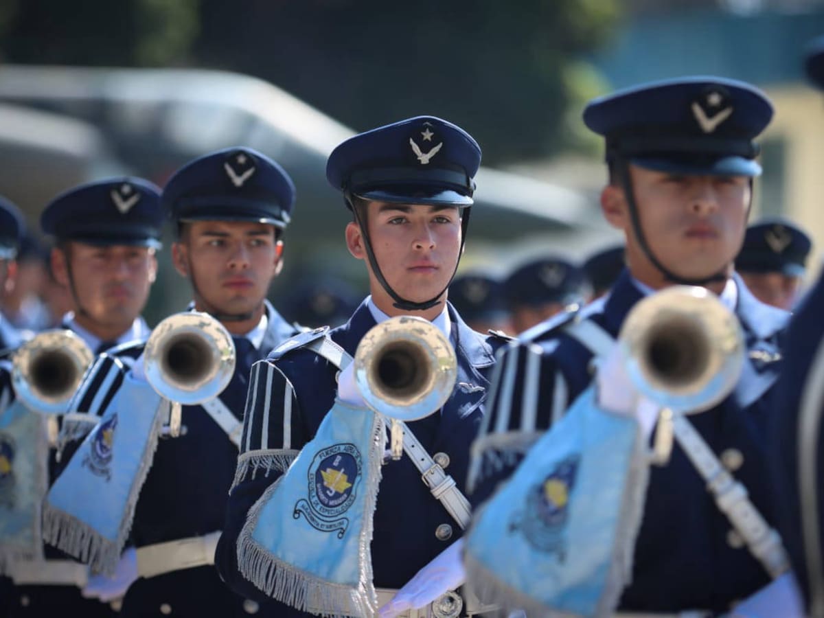 Con sueldos de hasta $2 millones 400 mil y se estudia gratis: la FACh abre postulaciones a la Escuela de Especialidades (y así se hace el trámite)