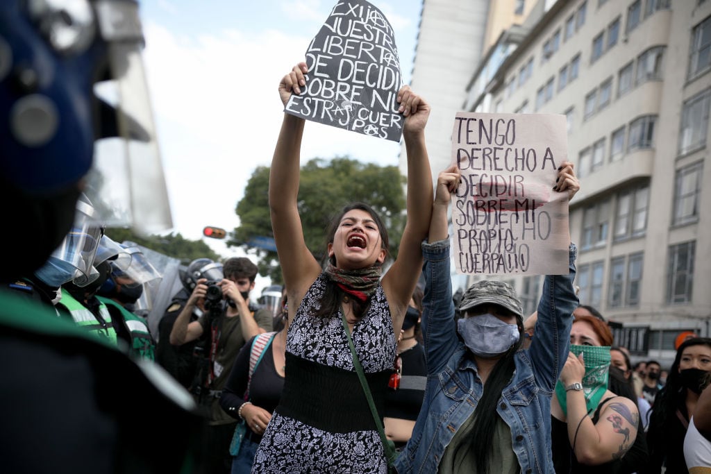 Grupos feministas se manifiestan a favor del aborto en México