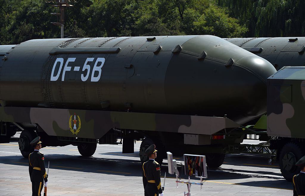 Un misil durante el desfile militar en la ciudad de Pekín