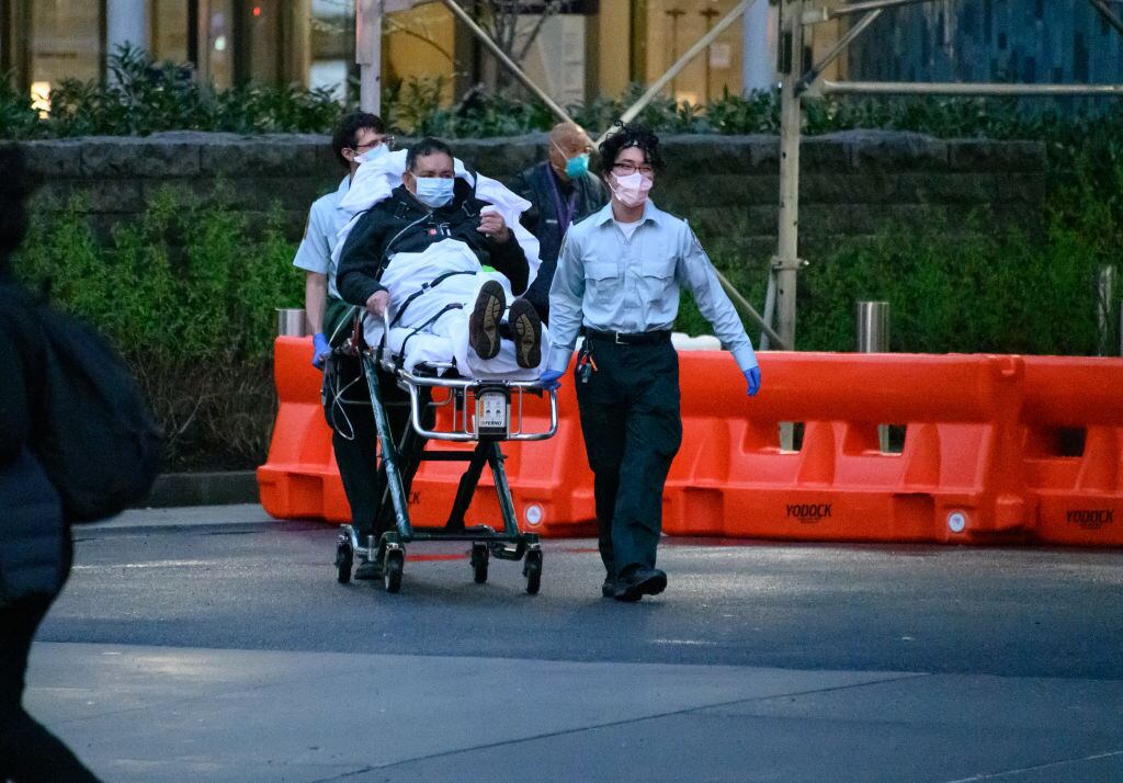 Trabajadores de la salud atienden a un paciente de coronavirus en Nueva York
