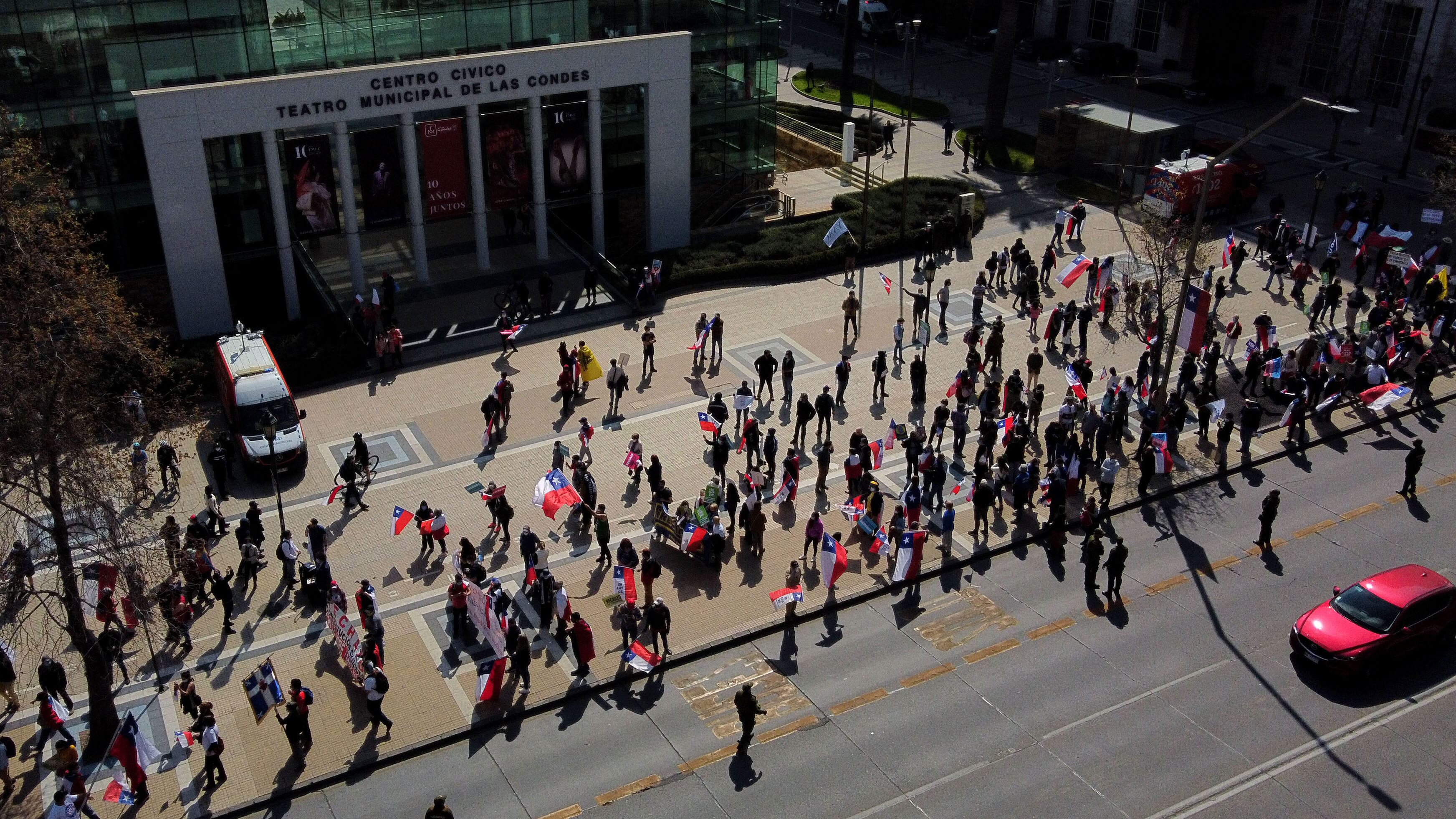 05 de Septiembre de 2020/SANTIAGOImagen aÈrea de organizaciones y Movimientos por el Rechazo, llevan a cabo la primera marcha por el Rechazo en la comuna de Las Condes, La manifestaciÛn fue liderada por organizaciones, gremios y movimientos del rechazo que participaran en la franja televisiva para el plebiscito del 25 de octubre del presente aÒo. Los convocantes denuncian el ìtravestismo polÌticoî del alcalde JoaquÌn LavÌn y del exsenador Pablo Longueira y har·n un llamado a los chilenos a concurrir masivamente al plebiscito del 25 de octubre.
FOTO: JOSE FRANCISCO ZU—IGA/AGENCIAUNO